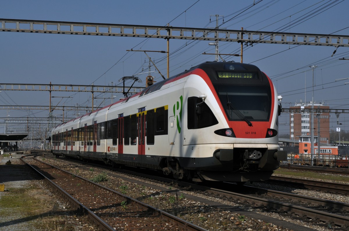RABe 521 018 auf der S1 fährt aus dem Bahnhof Muttenz. Die Aufnahme stamm vom 13.03.2014.