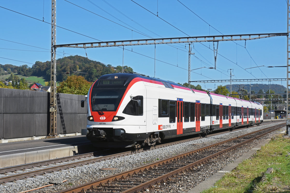 RABe 521 018, auf der S3, verlässt den Bahnhof Gelterkinden. Die Aufnahme stammt vom 04.10.2018.