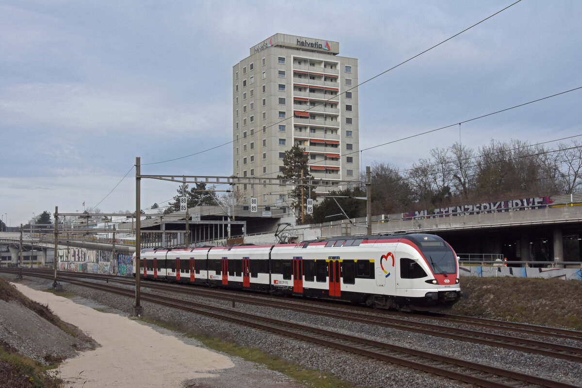 RABe 521 019, auf der S1, fährt Richtung Bahnhof Muttenz. Die Aufnahme stammt vom 23.12.2021.