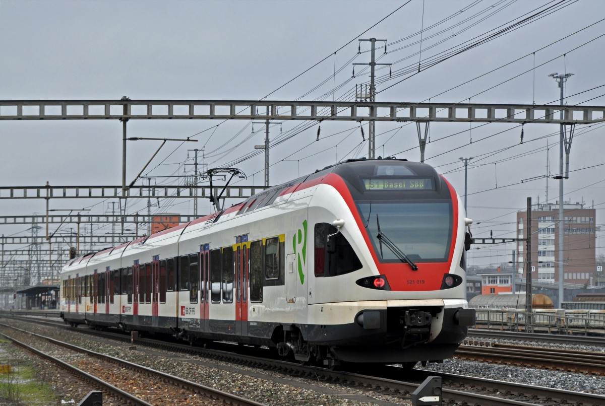 RABe 521 019 auf der S1 fährt beim Bahnhof Muttenz ein. Die Aufnahme stammt vom 24.01.2015.