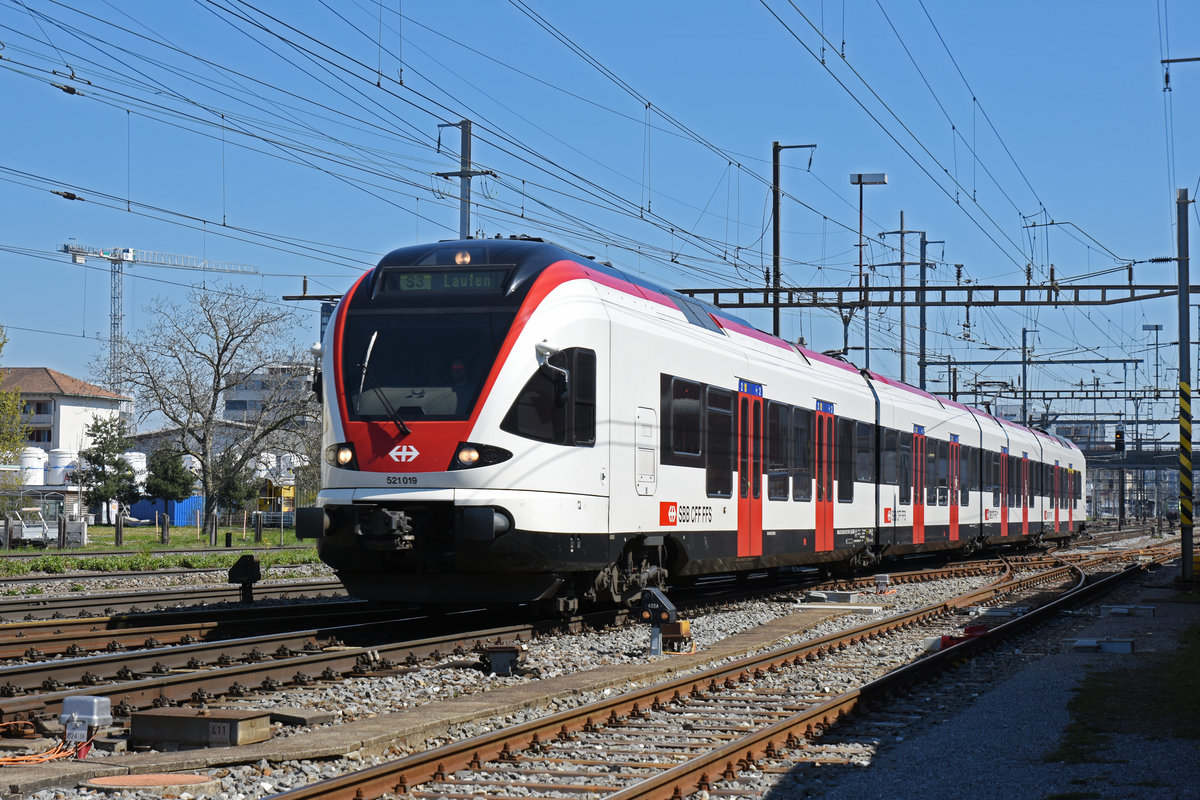 RABe 521 019, auf der S3, verlässt den Bahnhof Pratteln. Die Aufnahme stammt vom 01.04.2020.