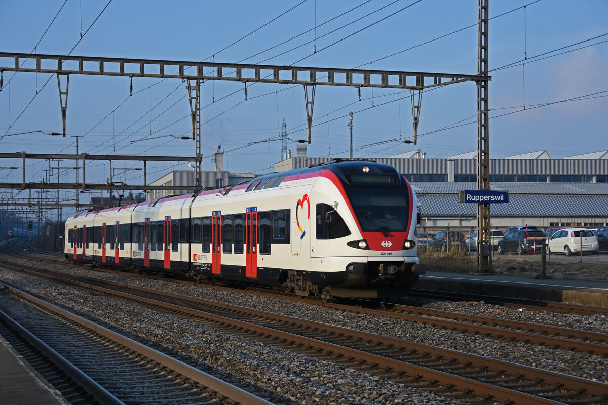 RABe 521 019 durchfährt den Bahnhof Rupperswil. Die Aufnahme stammt vom 13.01.2022.