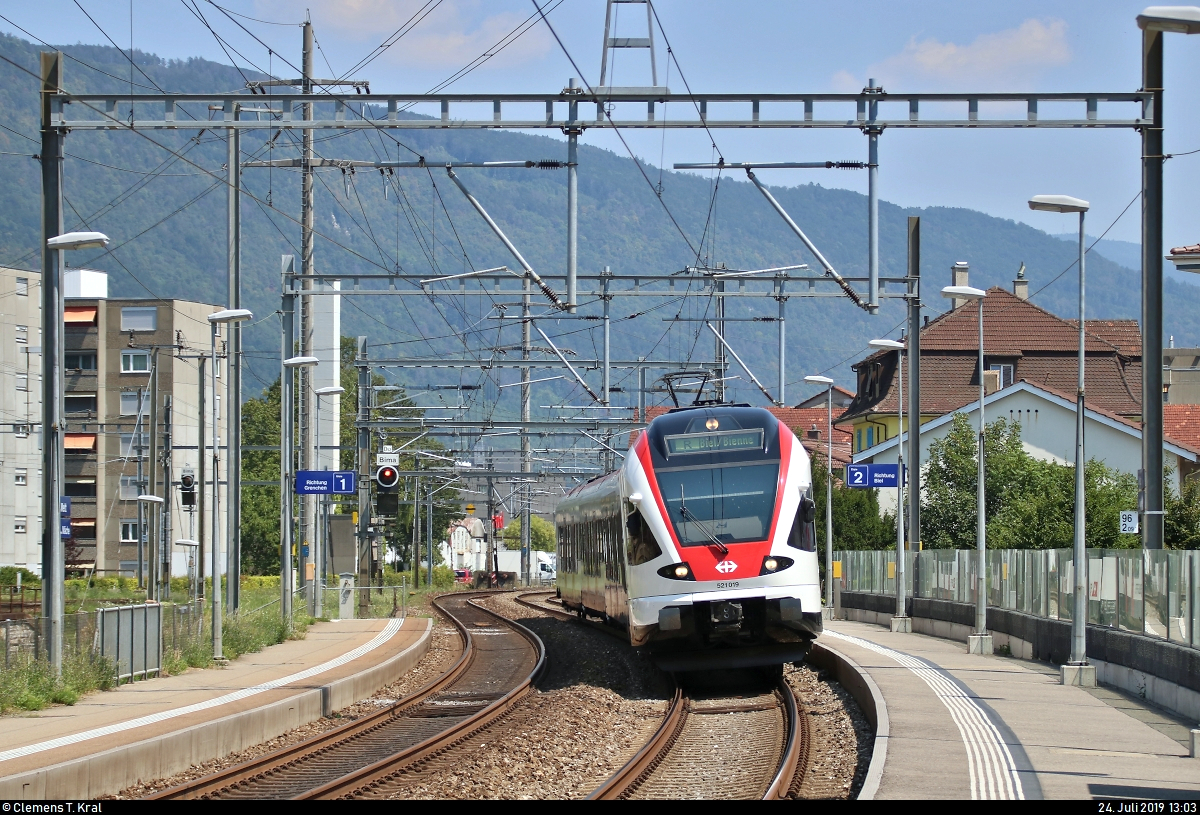 RABe 521 019 (Stadler FLIRT) SBB als R 7622 von Solothurn (CH) nach Biel/Bienne (CH) erreicht die Haltestelle Biel Mett/Bienne Mâche (CH) auf der Jurasüdfusslinie (Bahnstrecke Olten–Lausanne | Fahrplanfeld 410).
[24.7.2019 | 13:03 Uhr]