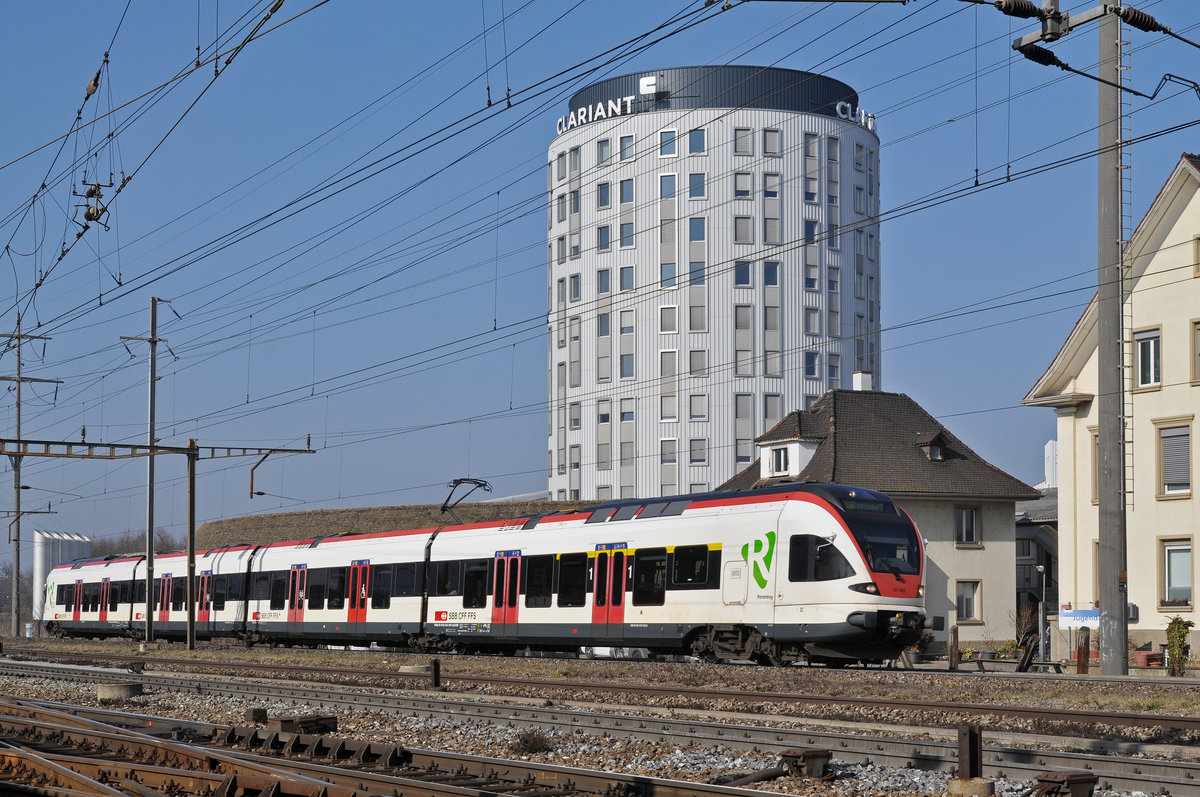 RABe 521 020, auf der S1, fährt zum Bahnhof Pratteln. Die Aufnahme stammt vom 14.02.2017.