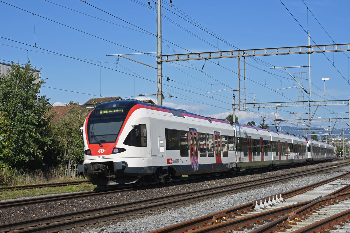 RABe 521 020, auf der S1, fährt beim Bahnhof Rheinfelden ein. Die Aufnahme stammt vom 15.09.2018.