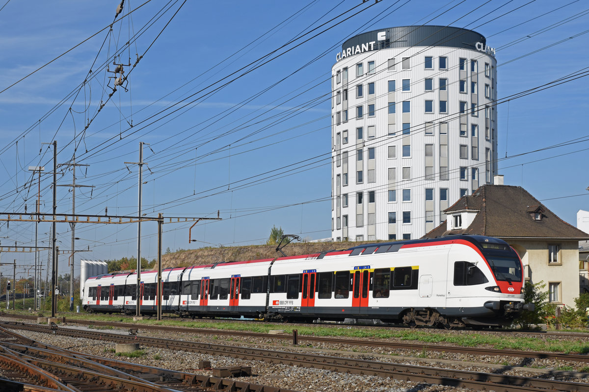 RABe 521 020, auf der S1, fährt zum Bahnhof Pratteln. Die Aufnahme stammt vom 16.10.2018.