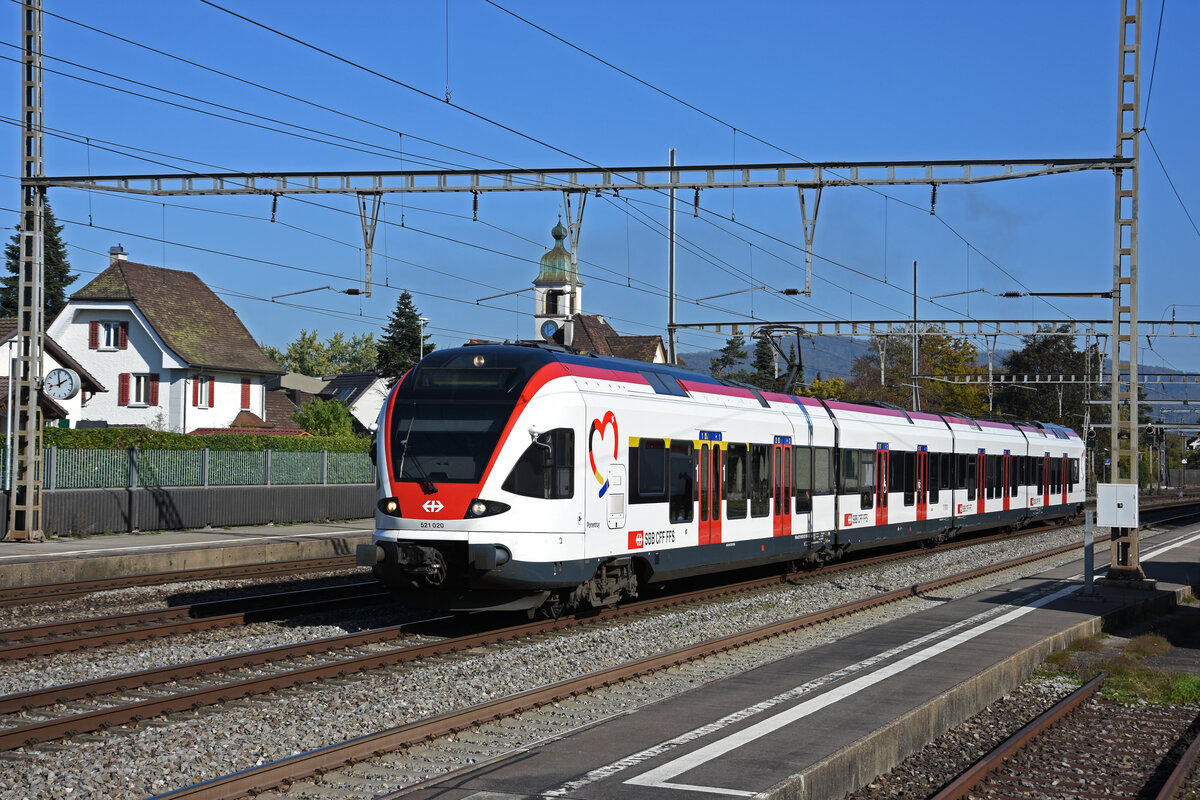 RABe 521 020, auf der S26, durchfährt am 27.10.2022 den Bahnhof Rupperswil.
