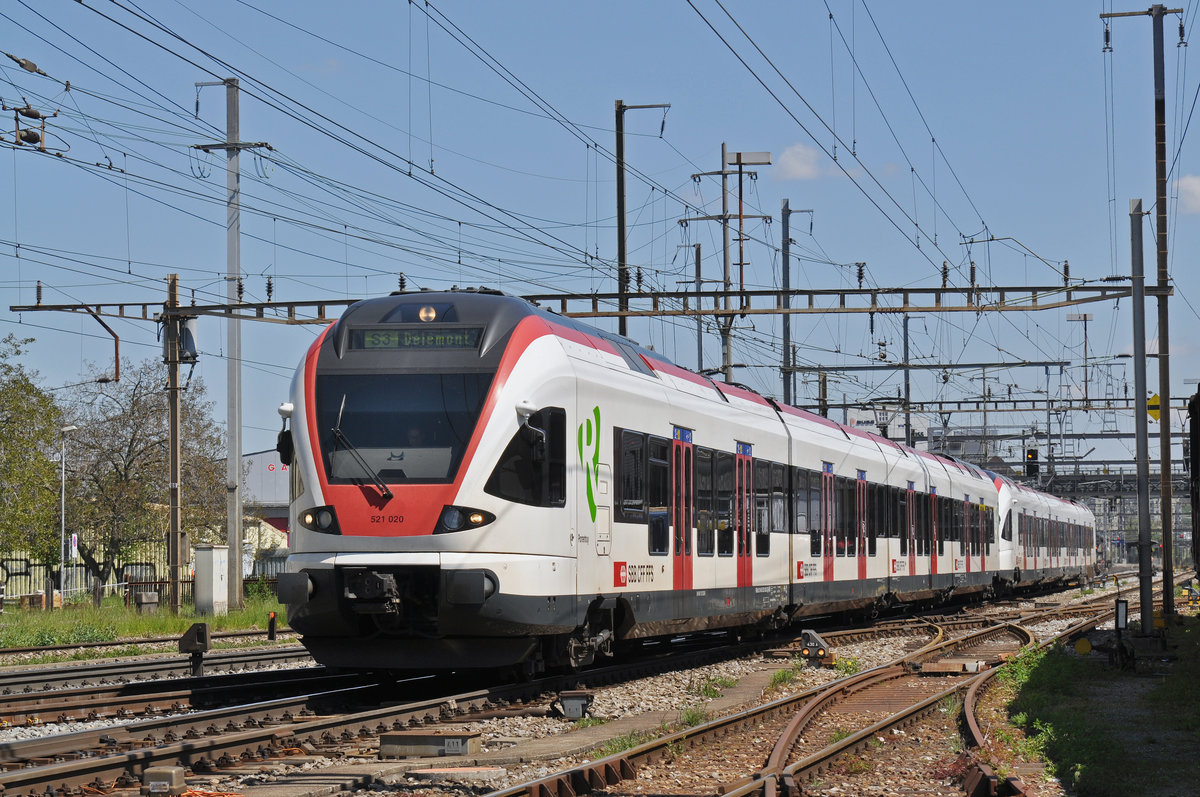 RABe 521 020, auf der S3, verlässt den Bahnhof Pratteln. Die Aufnahme stammt vom 29.04.2017.