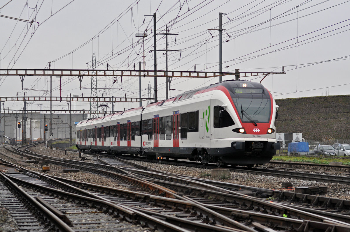 RABe 521 020, auf der S3, fährt zum Bahnhof Pratteln. Die Aufnahme stammt vom 04.12.2017.