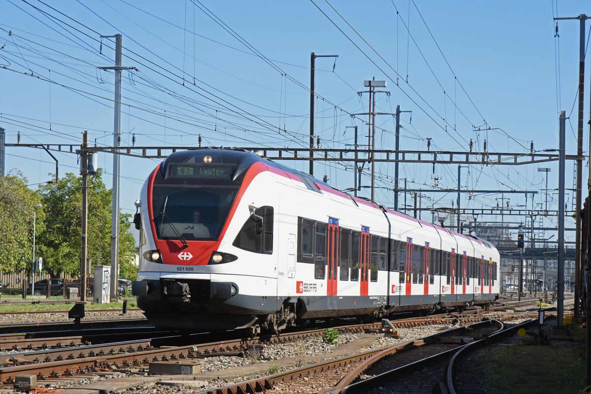 RABe 521 020, auf der S3, verlässt den Bahnhof Pratteln. Die Aufnahme stammt vom 27.09.2018.