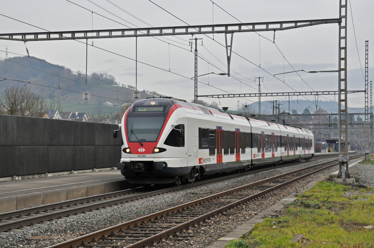 RABe 521 020, auf der S3, verlässt den Bahnhof Gelterkinden. Die Aufnahme stammt vom 25.11.2019.