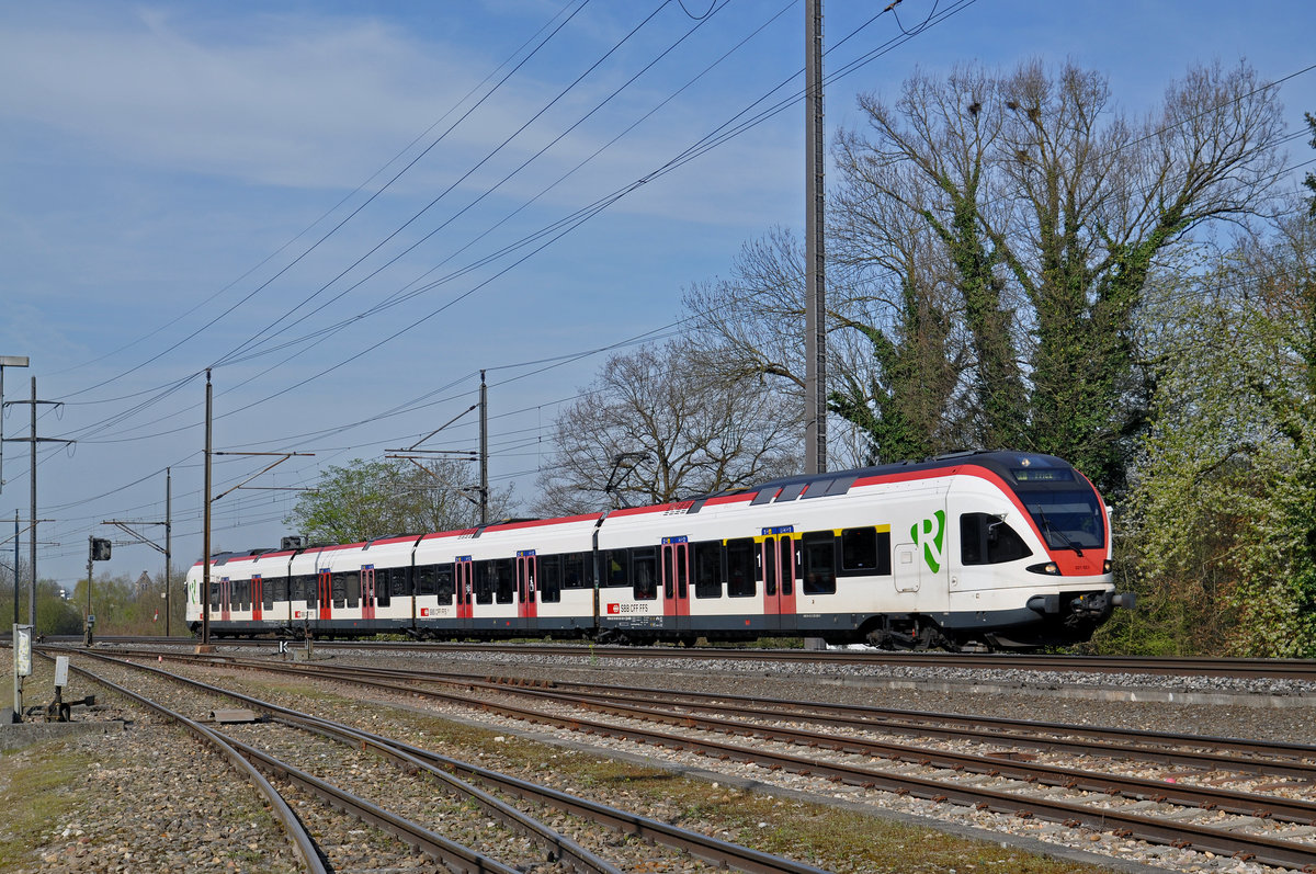 RABe 521 021, auf der S1, hat den Bahnhof Kaiseraugst verlassen und fährt Richtung Rheinfelden. Die Aufnahme stammt vom 31.03.2017.