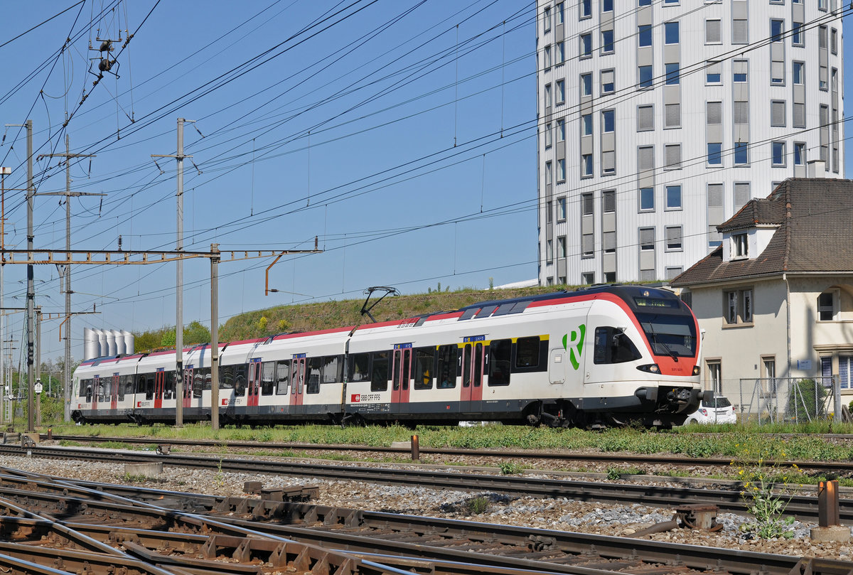 RABe 521 021, auf der S1, fährt zum Bahnhof Pratteln. Die Aufnahme stammt vom 24.04.2017.