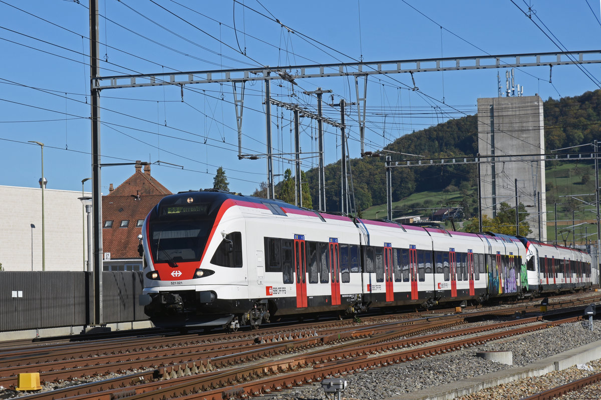RABe 521 021, auf der S1, fährt beim Bahnhof Sissach ein. Die Aufnahme stammt vom 04.10.2018.