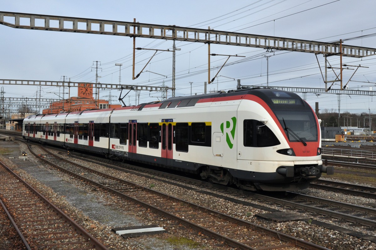 RABe 521 021 auf der S1 fährt in den Bahnhof Muttenz ein. Die Aufnahme stamm vom 14.01.2014.