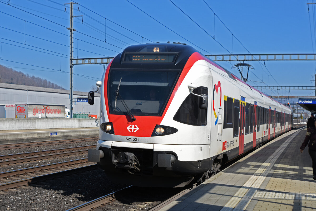 RABe 521 021, auf der S23, verlässt den Bahnhof Rothrist. Die Aufnahme stammt vom 10.03.2022.