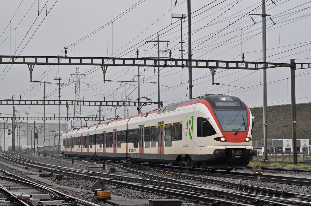 RABe 521 021, auf der S3, fährt zum Bahnhof Pratteln. Die Aufnahme stammt vom 20.12.2017.