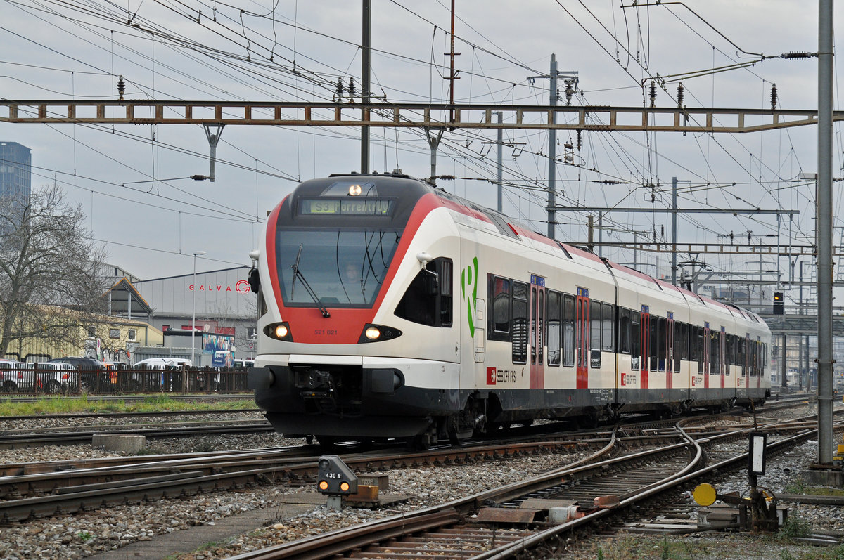 RABe 521 021, auf der S3, verlässt den Bahnhof Pratteln. Die Aufnahme stammt vom 09.01.2018.
