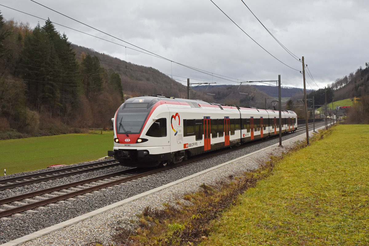RABe 521 021, auf der S3, fährt Richtung Bahnhof Gelterkinden. Die Aufnahme stammt vom 22.12.2020.