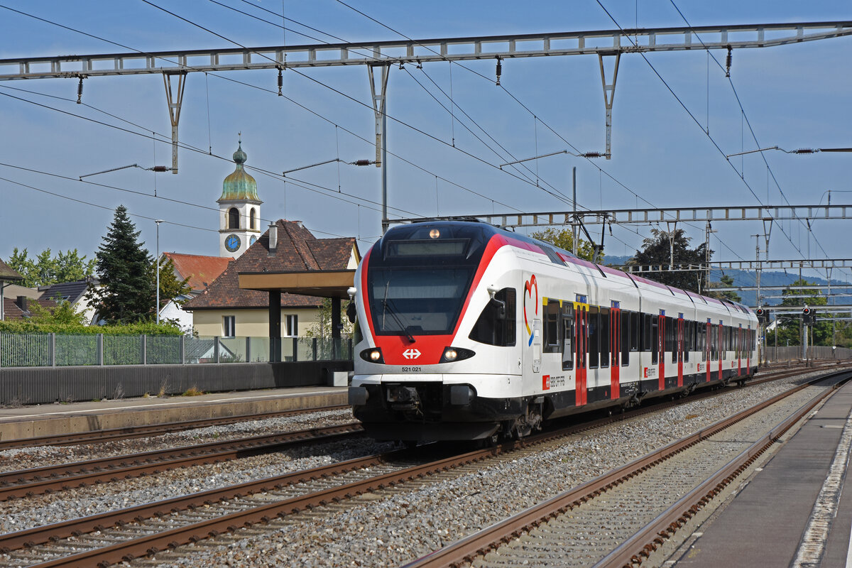 RABe 521 021 durchfährt den Bahnhof Rupperswil. Die Aufnahme stammt vom 25.09.2021.