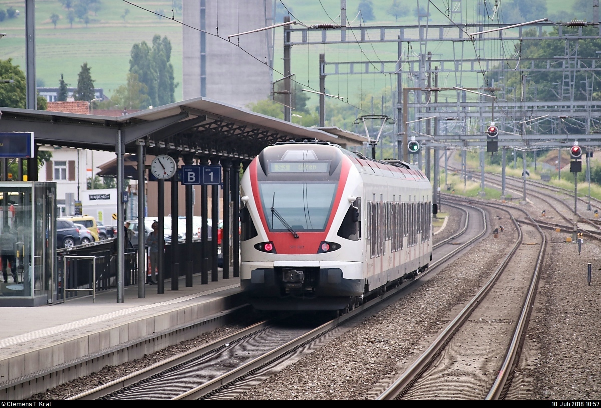 RABe 521 021 (Stadler FLIRT) der Regio-S-Bahn Basel (SBB) als S3 von Delémont (CH) nach Olten (CH) steht im Bahnhof Sissach (CH) auf der Hauensteinstrecke (500).
Aufgenommen im IR 2262 (IR 37) von Zürich HB (CH) nach Basel SBB (CH).
[10.7.2018 | 10:57 Uhr]