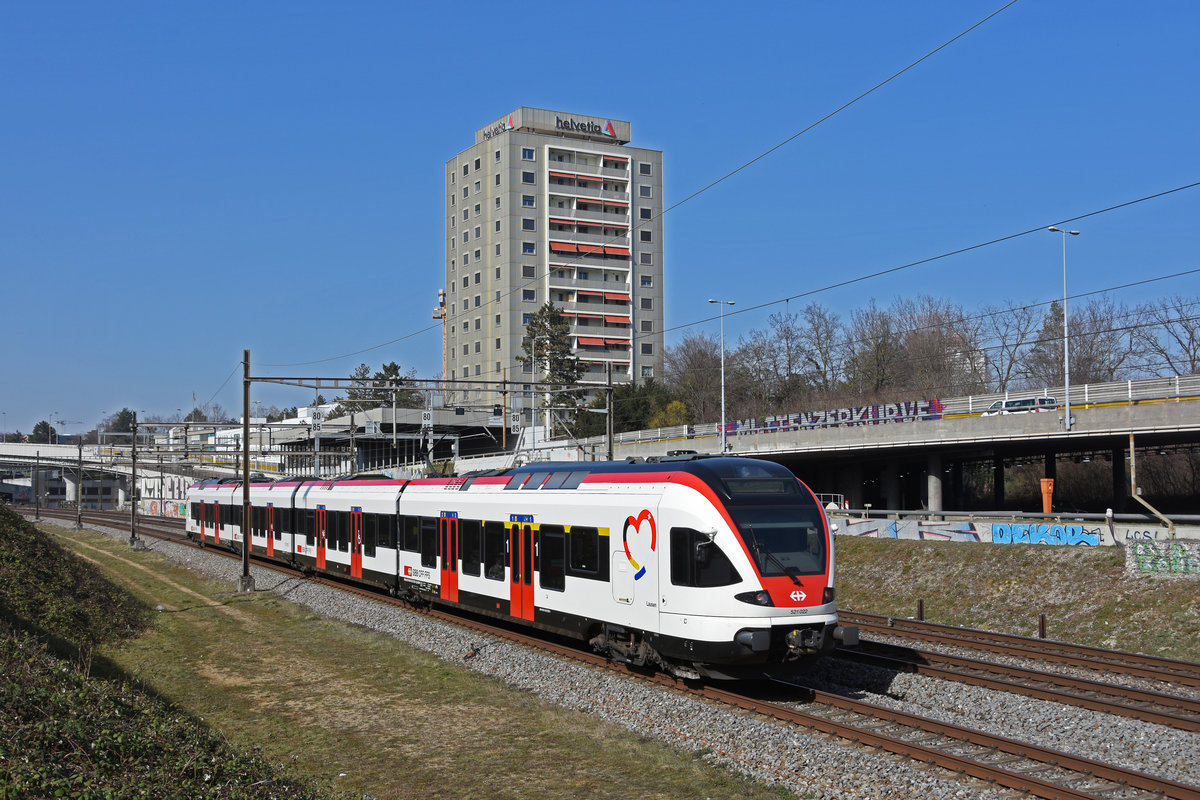 RABe 521 022, auf der S1, fährt Richtung Bahnhof SBB. Die Aufnahme stammt vom 25.02.2021.