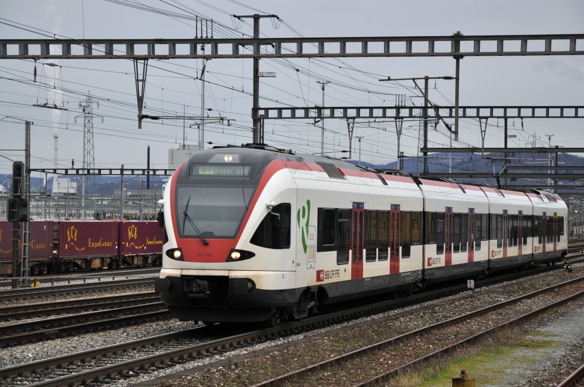 RABe 521 022 auf der S1 fährt in den Bahnhof Muttenz ein. Die Aufnahme stamm vom 16.02.2014.