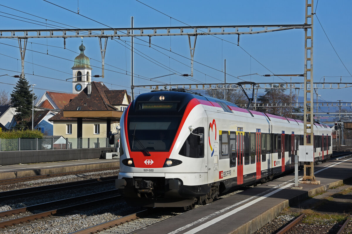 RABe 521 022, auf der S23, verlässt den Bahnhof Rupperswil. Die Aufnahme stammt vom 13.01.2022.