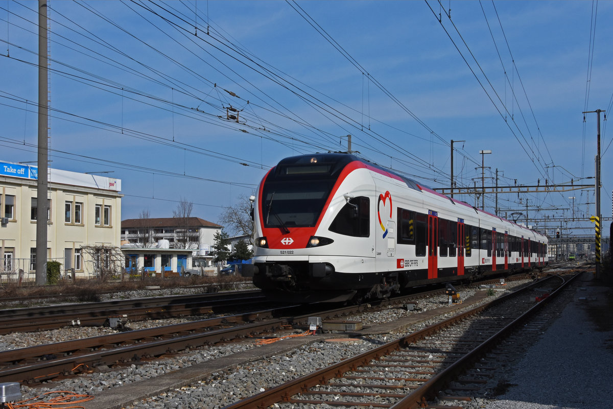 RABe 521 022, auf der S3, verlässt den Bahnhof Pratteln. Die Aufnahme stammt vom 10.03.2021.