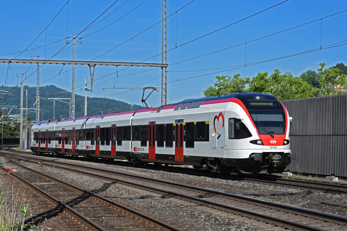 RABe 521 022, auf der S3, fährt beim Bahnhof Gelterkinden ein. Die Aufnahme stammt vom 25.06.2022.