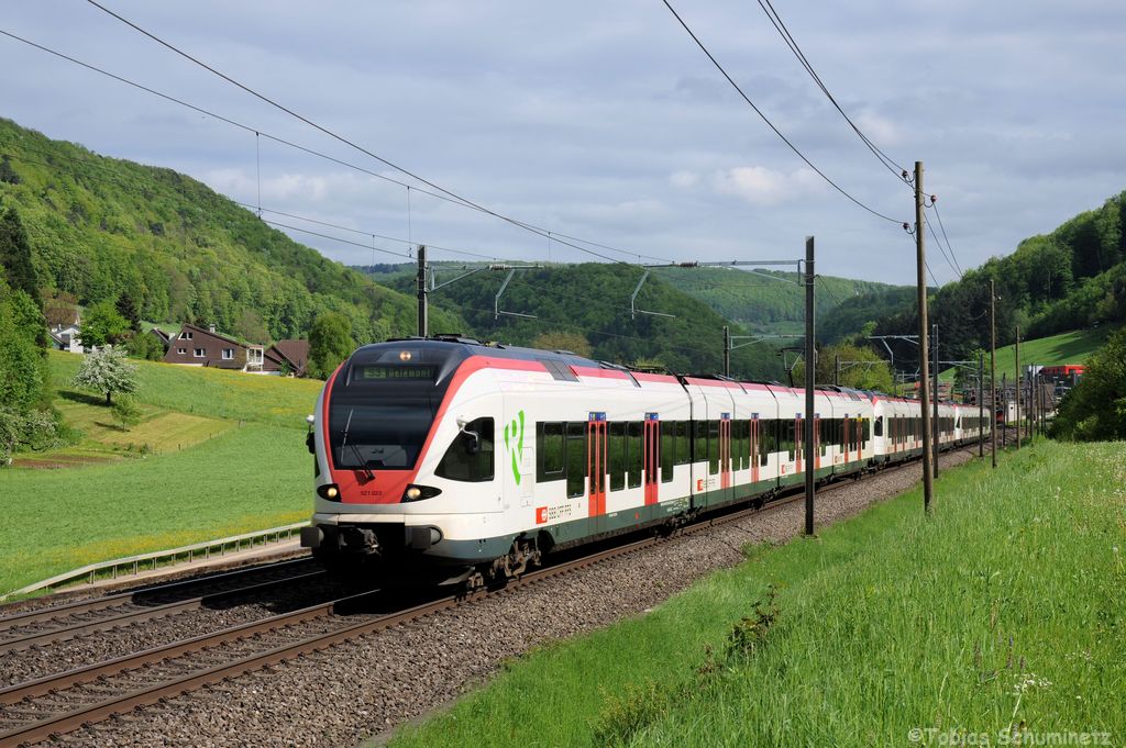 RABe 521 023 (94 85 0 521 023-2 CH-SBB) + RABe 521 028 (94 85 0 521 028-6 CH-SBB) +  RABe 522 209 (94 85 0 522 209-1 CH-SBB) als S3 17360 am 10.05.2013 in Tecknau