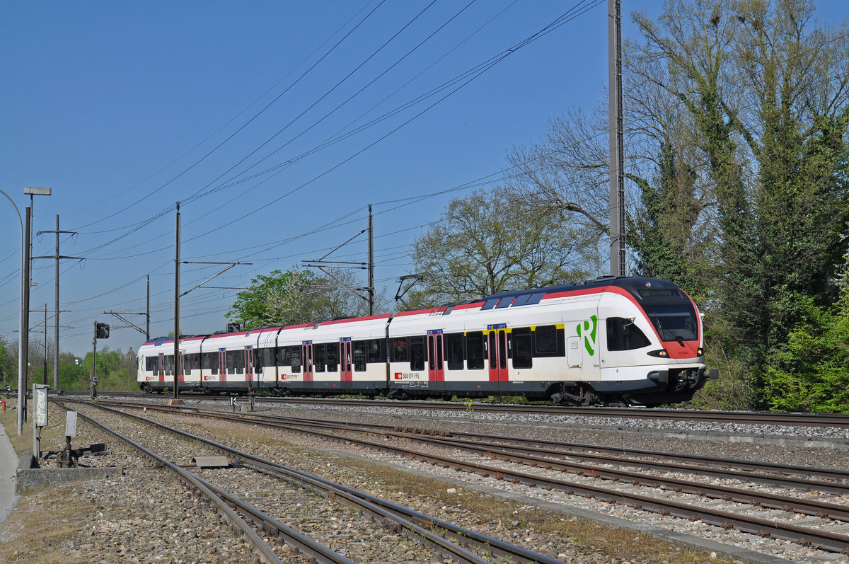 RABe 521 023, auf der S1, hat den Bahnhof Kaiseraugst verlassen und fährt Richtung Rheinfelden. Die Aufnahme stammt vom 10.04.2017.