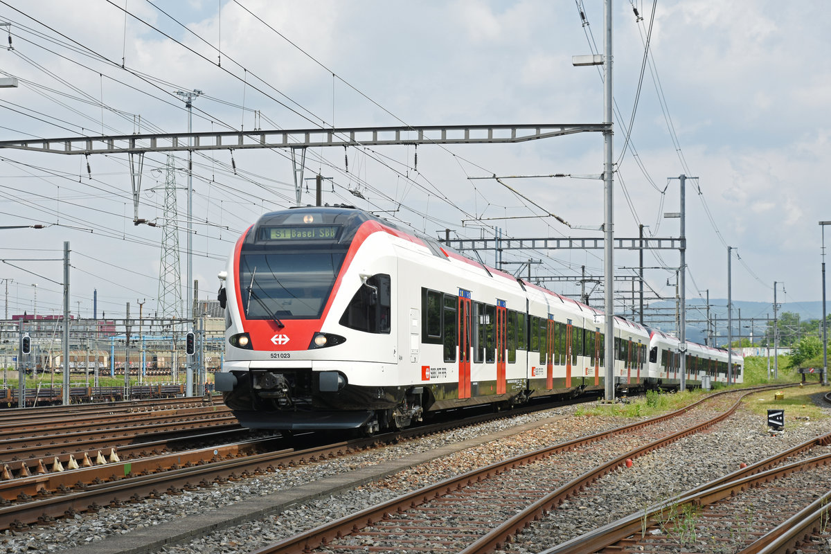 RABe 521 023, auf der S1, fährt zum Bahnhof Muttenz. Die Aufnahme stammt vom 19.05.2018.