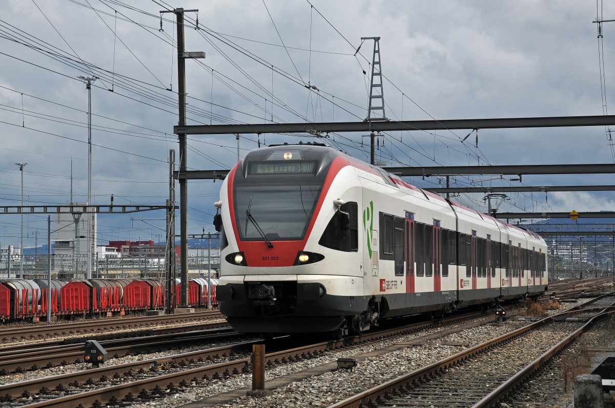 RABe 521 023 auf der S1 fährt beim Bahnhof Muttenz ein. Die Aufnahme stammt vom 21.09.2014.