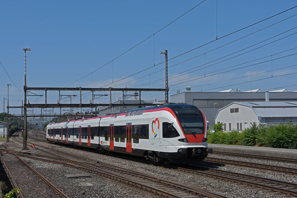 RABe 521 023, auf der S26, verlässt den Bahnhof Rupperswil. Die Aufnahme stammt vom 25.07.2022.