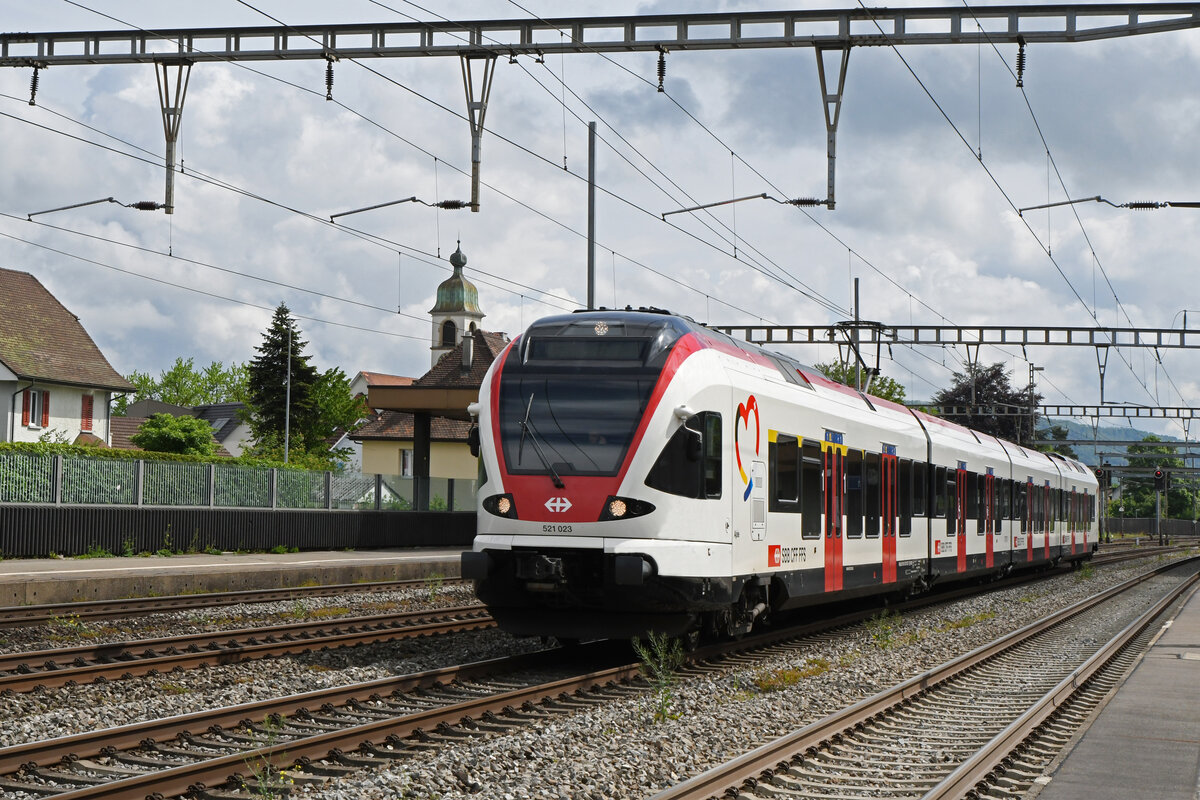 RABe 521 023, auf der S26, durchfährt am 12.05.2023 den Bahnhof Rupperswil.