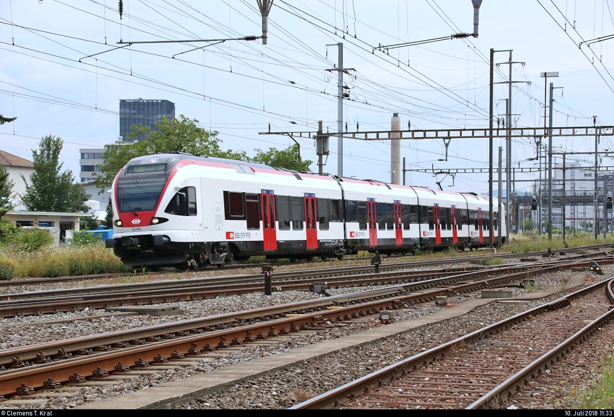 RABe 521 023 (Stadler FLIRT) der Regio-S-Bahn Basel (SBB) als S1 von Frick (CH) nach Basel SBB (CH) verlässt den Bahnhof Pratteln (CH).
Aufgenommen von der Güterstrasse.
[10.7.2018 | 11:33 Uhr]