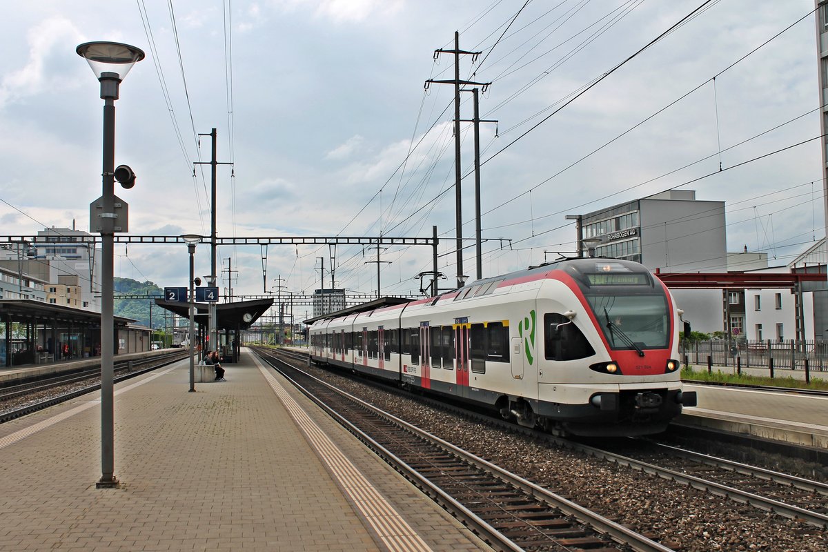 RABe 521 024 am 14.05.2015 bei der Ausfahrt als S1 (Basel SBB - Laufenburg) aus Pratteln.