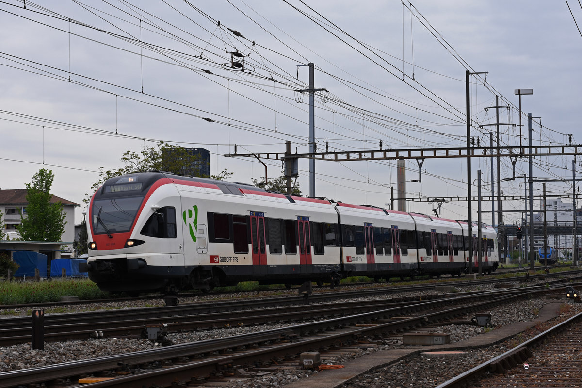 RABe 521 024, auf der S1, verlässt den Bahnhof Pratteln. Die Aufnahme stammt vom 02.05.2018.