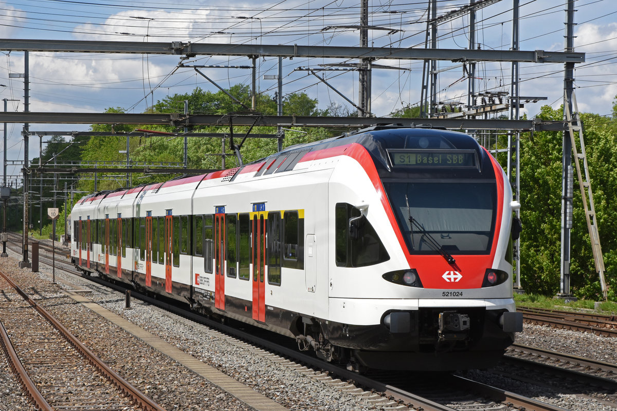 RABe 521 024, auf der S1, verlässt den Bahnhof Möhlin. Die Aufnahme stammt vom 13.05.2019.