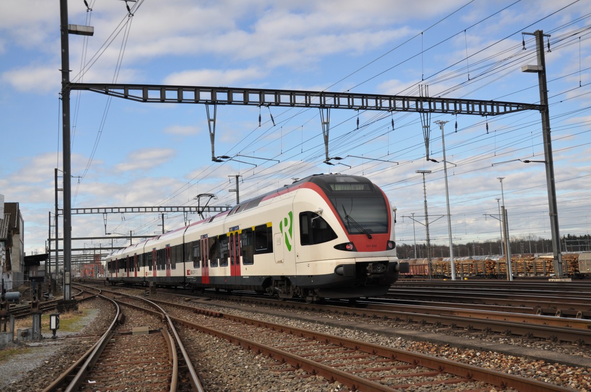 RABe 521 024 auf der S1 fährt in den Bahnhof Muttenz ein. Die Aufnahme stamm vom 08.01.2014.