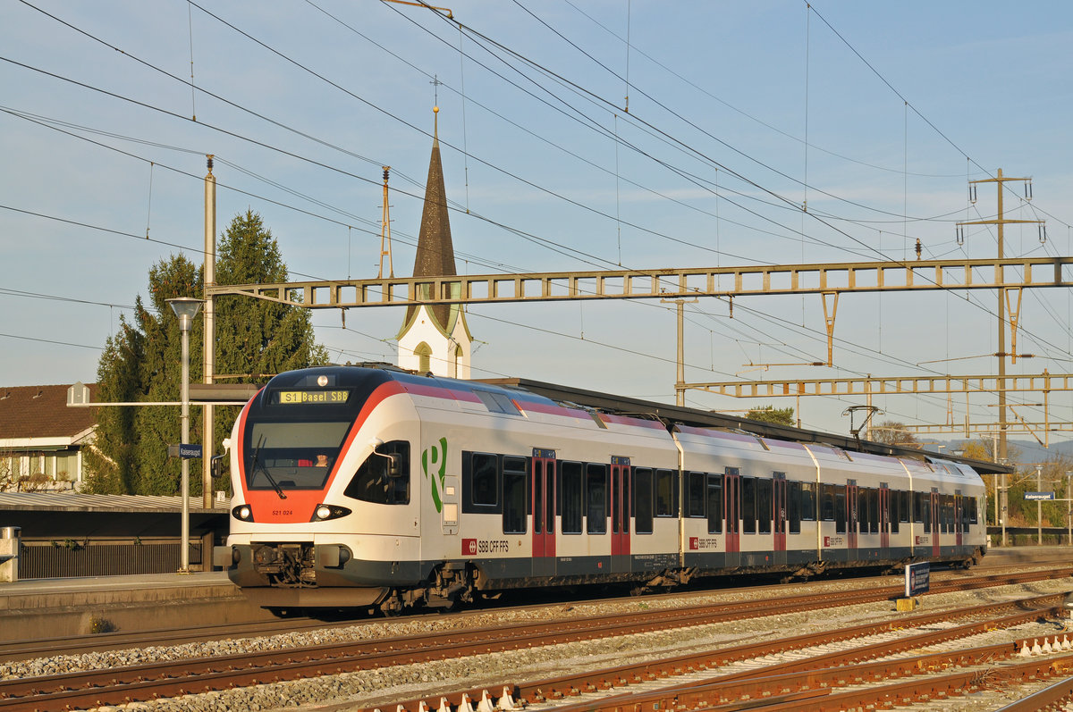 RABe 521 024, auf der S1, verlässt in der Abendsonne den Bahnhof Kaiseraugst. Die Aufnahme stammt vom 20.11.2016.