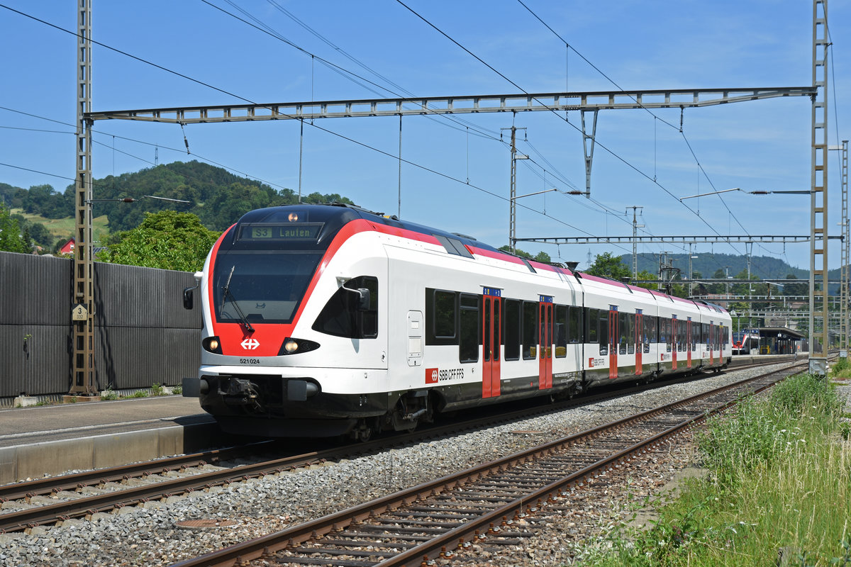 RABe 521 024, auf der S3, verlässt den Bahnhof Gelterkinden. Die Aufnahme stammt vom 17.07.2019.