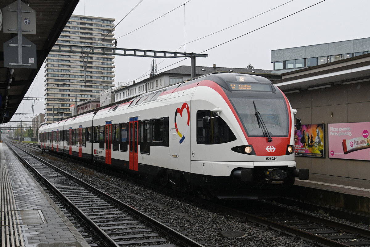 RABe 521 024, auf der S3, wartet am 08.10.2026 beim Bahnhof Pratteln.