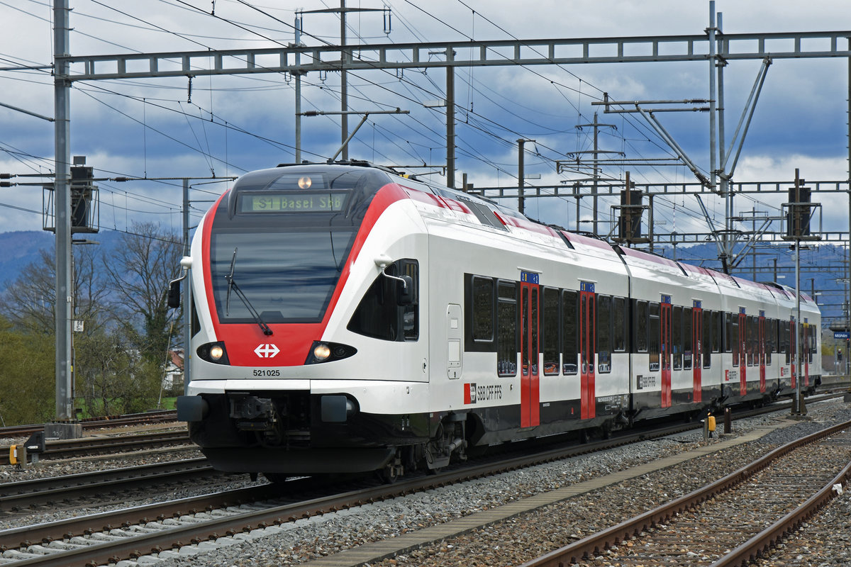 RABe 521 025, auf der S1, verlässt den Bahnhof Möhlin. Die Aufnahme stammt vom 09.04.2019.