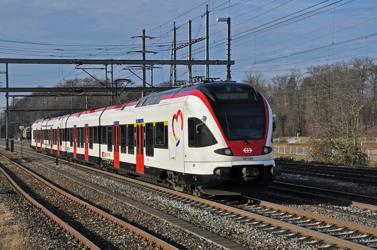 RABe 521 025, auf der S1, verlässt den Bahnhof Möhlin. Die Aufnahme stammt vom 14.12.2020.