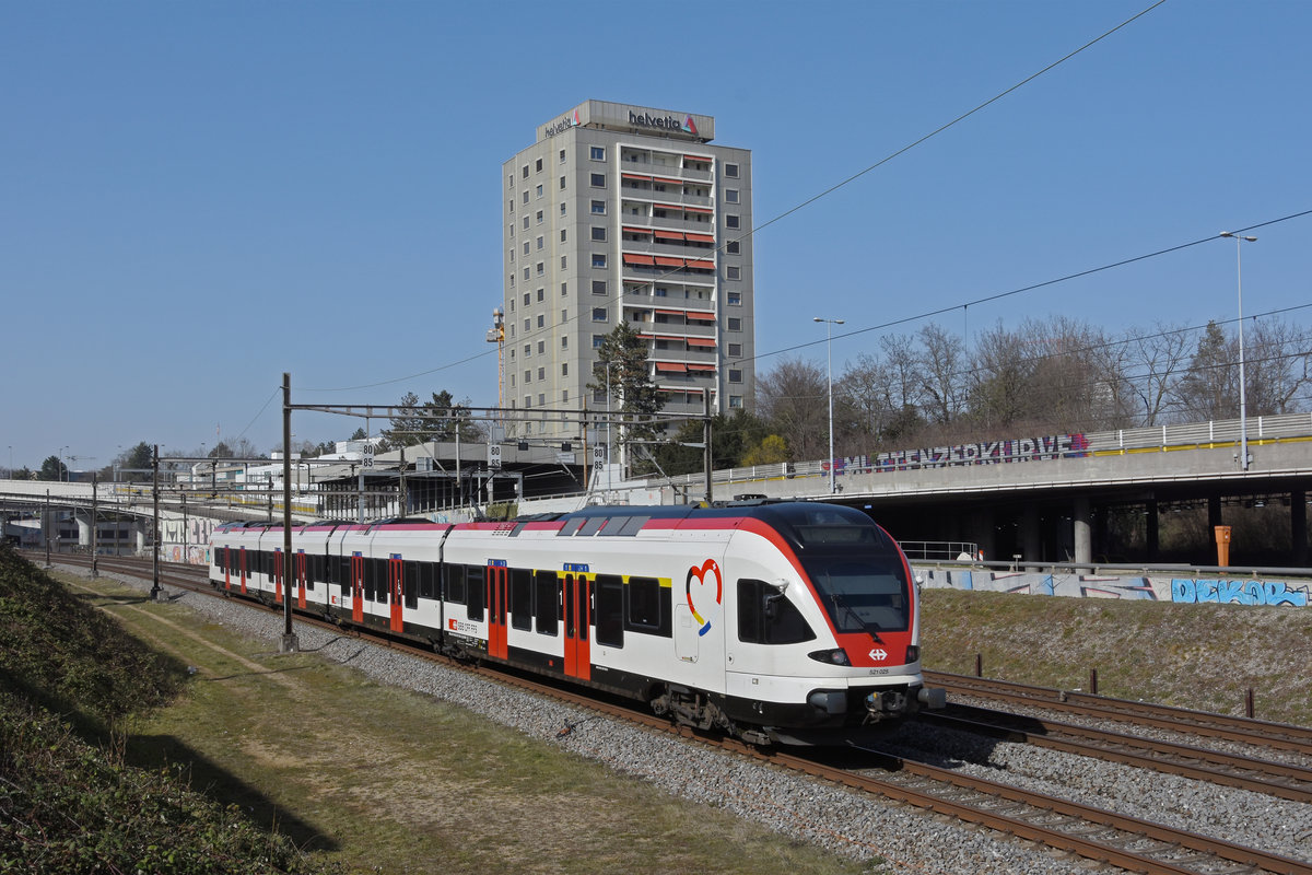 RABe 521 025, auf der S1, fährt Richtung Bahnhof SBB. Die Aufnahme stammt vom 25.02.2021.