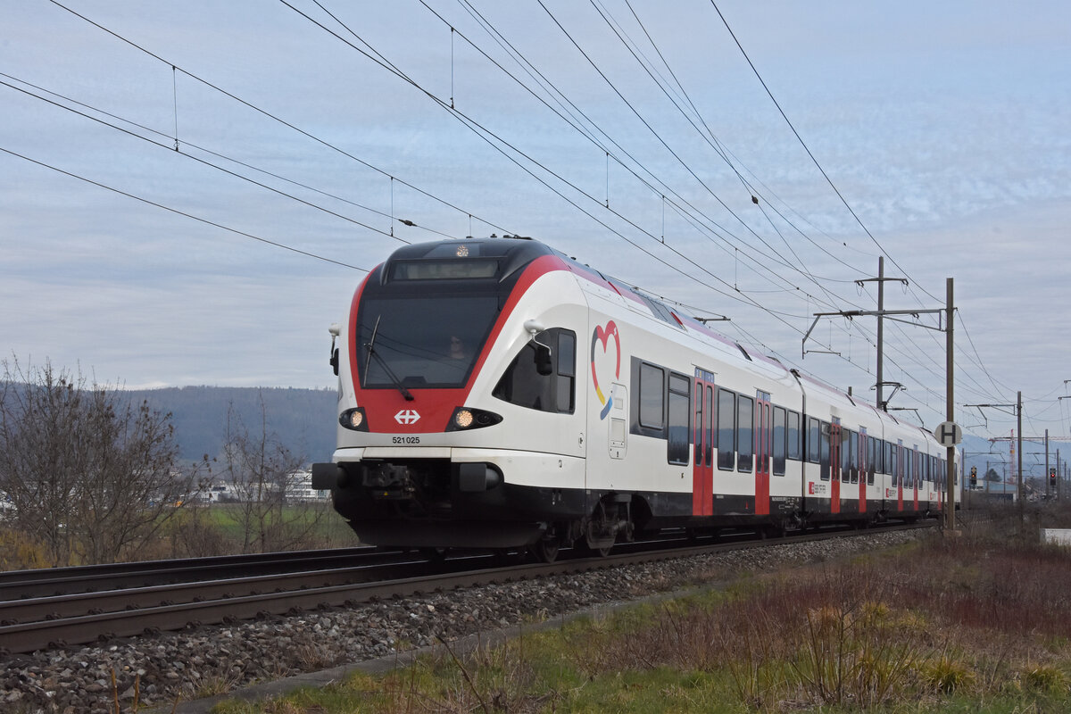 RABe 521 025, auf der S1, fährt am 16.02.2024 Richtung Bahnhof Pratteln.