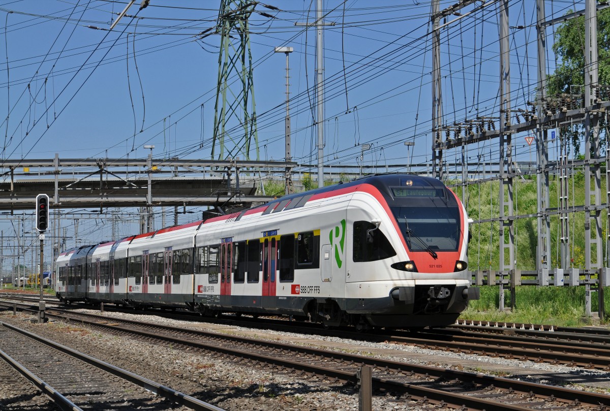 RABe 521 025 auf der S1 fährt beim Bahnhof Muttenz ein. Die Aufnahme stammt vom 18.05.2015.