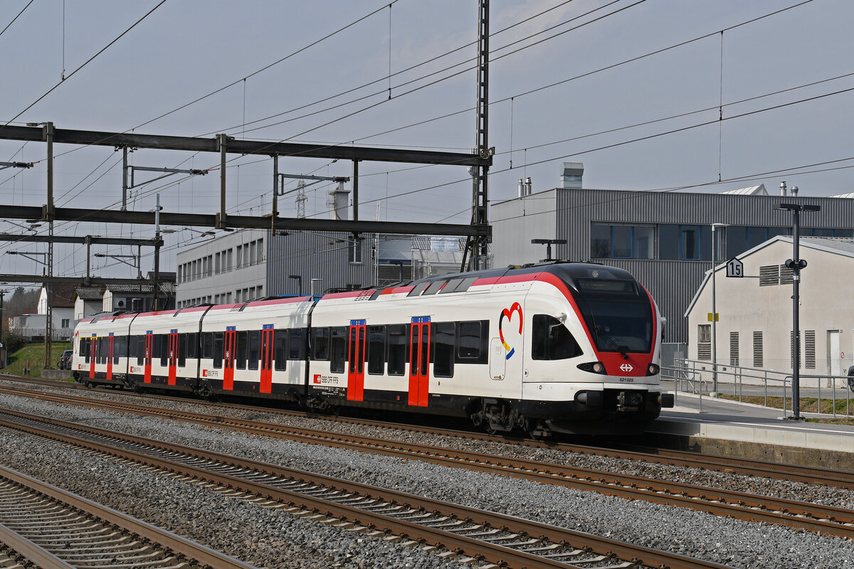 RABe 521 025, auf der S23, fährt am 09.03.2026 beim Bahnhof Rupperswil ein.